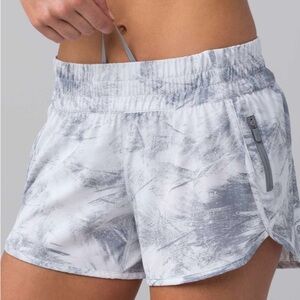 Lululemon Tracker Short V (4") Breeze By White Light Cast size 4 EUC